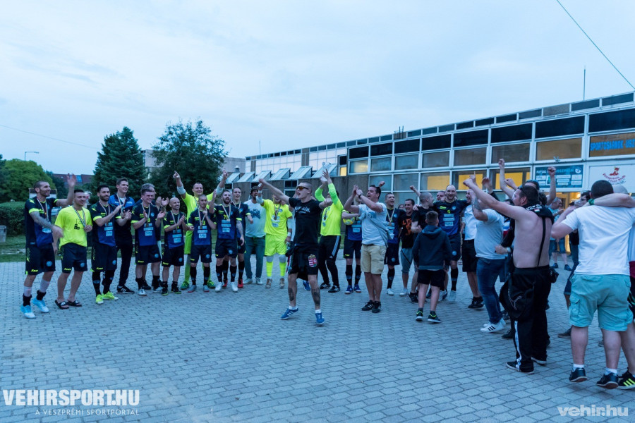 Örömmámor a csarnok előtt