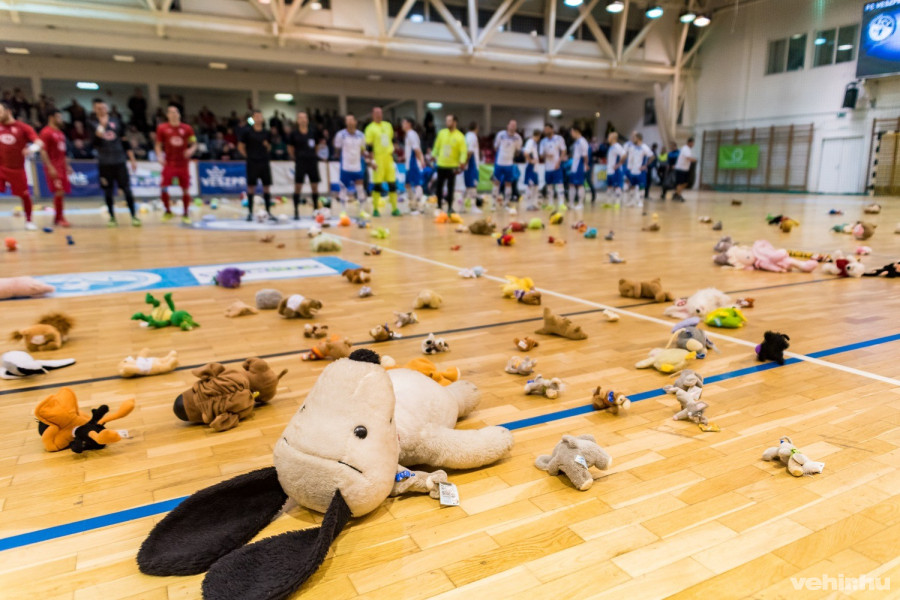 Plüssök pályára - támogatás a Bébimentő Alapítványnak