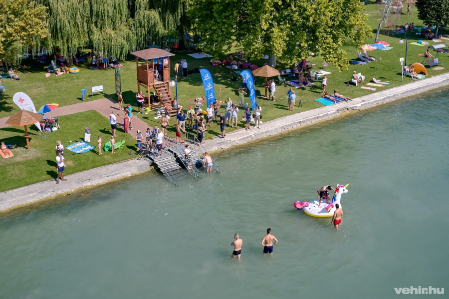 Néhány rossz példát a vízben szemléltettek a vízimentők