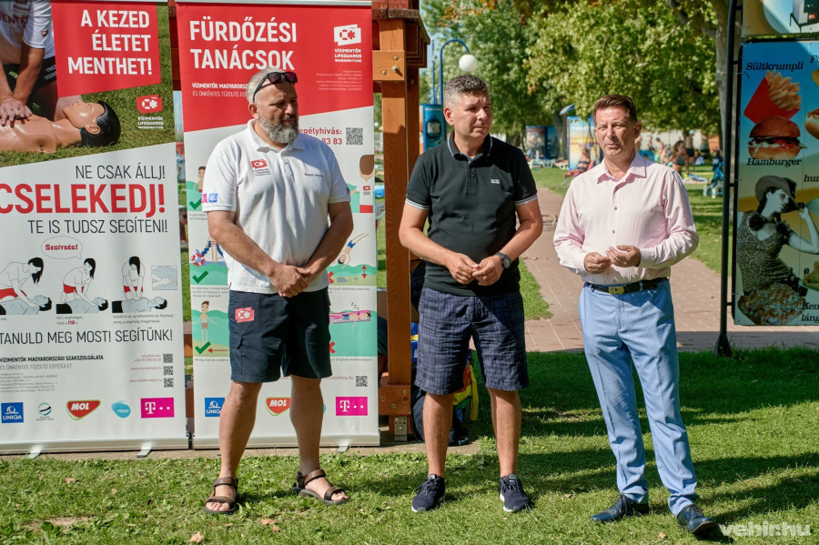 Balról jobbra: Bagyó Sándor a VMSZ elnöke, Polányi Zoltán az UNIQA Biztosító vezérigazgató-helyettese, Hebling Zsolt, Alsóörs polgármestere