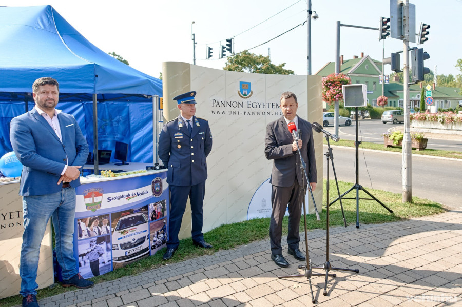 Kepli Lajos Balatonalmádi polgármestere, Fellegi Norbert rendőrezredes és Gelencsér András egyetemi rektor a 2020. augusztus 17-én bemutatott táncoló jelzőlámpa sajtóeseményén.