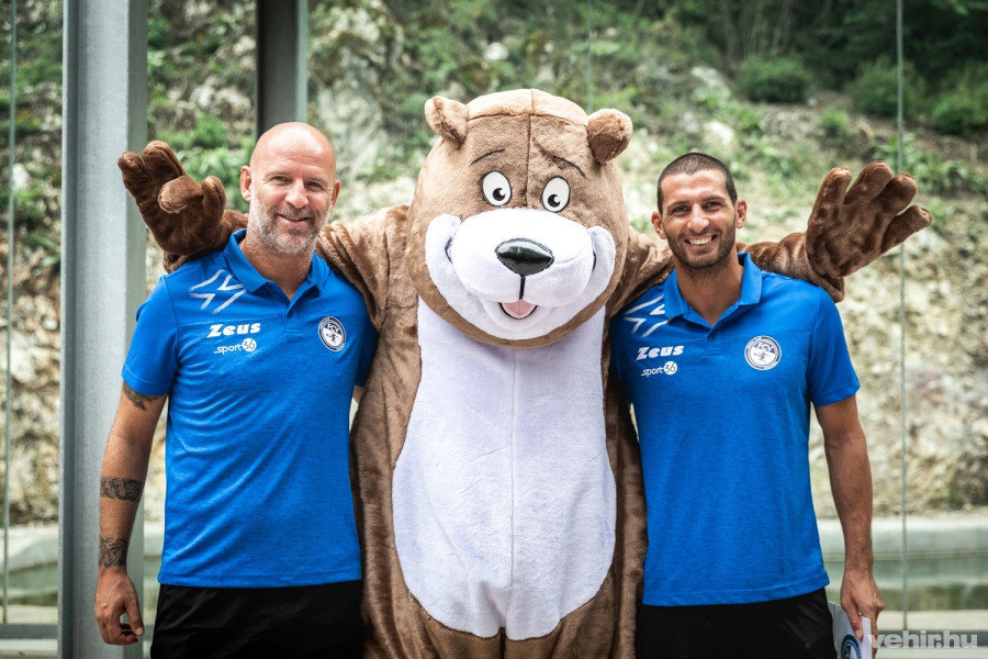 Fehér Zsolt vezetőedző és Tatai József csapatkapitány is jelen volt