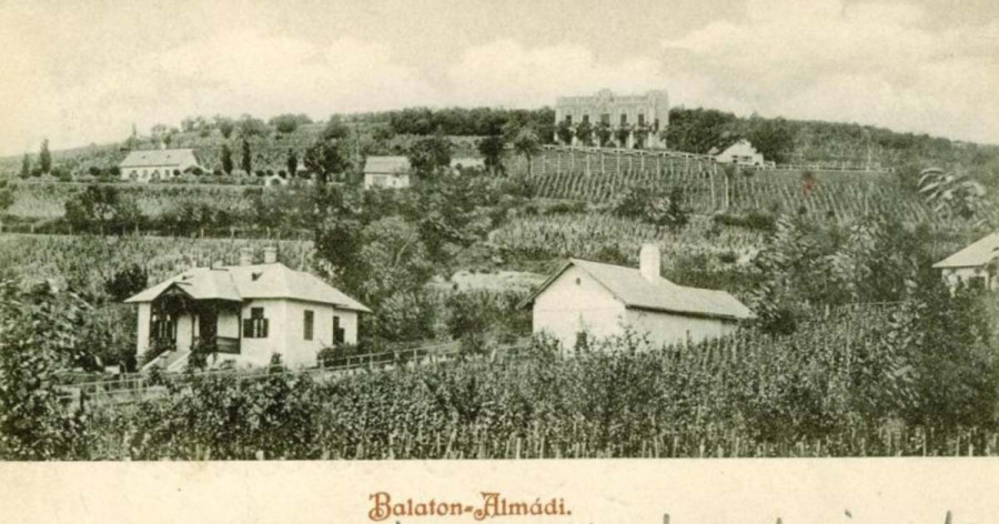 Korabeli képeslapon az Öreghegyen magasodó tornácos villa