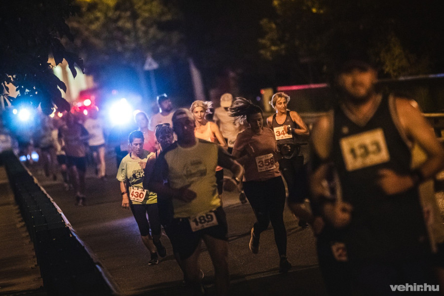 A versenyzők azt esti órákban is gyönyörködhettek városunk szakaszaiban