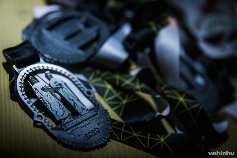 A királyi pár kicsinyített mását is figyelmes, aprólékos kidolgozás jellemezte