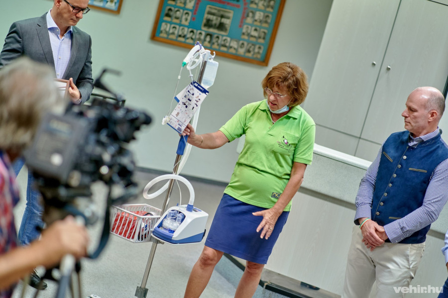 Szabó Éva mutatja be a készüléket a sajtónak.