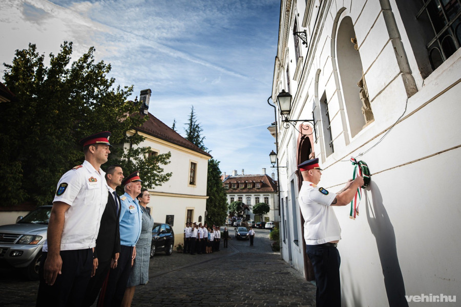 Koszorúzás a várnegyedben. A cikk alján galéria található a tűzoltók napjáról