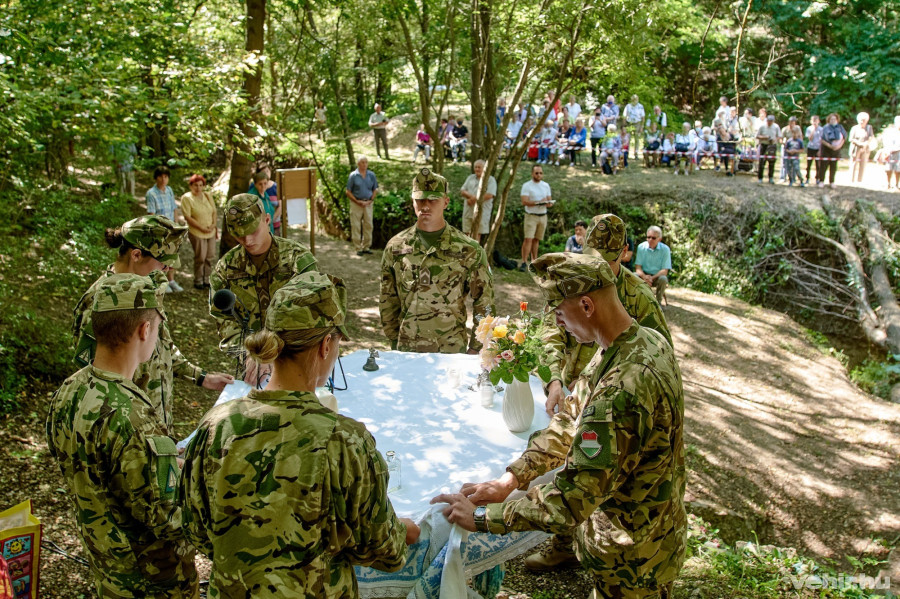 Az ünnepségen összeillesztették azt a nyolc darabból álló oltárterítőt is, amely az összefogást és összetartozást szimbolizálja.