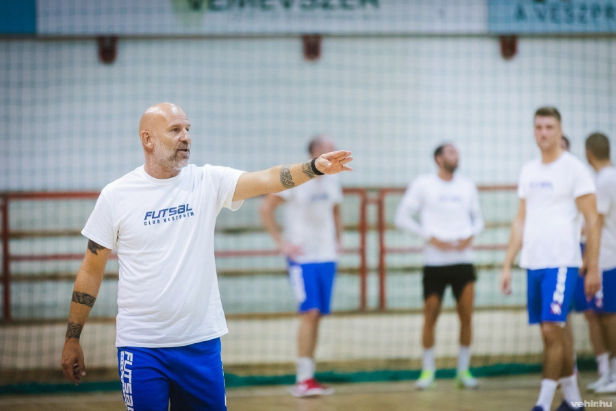 Hazai pályán is debütál a Fehér-csapat (archív fotók)