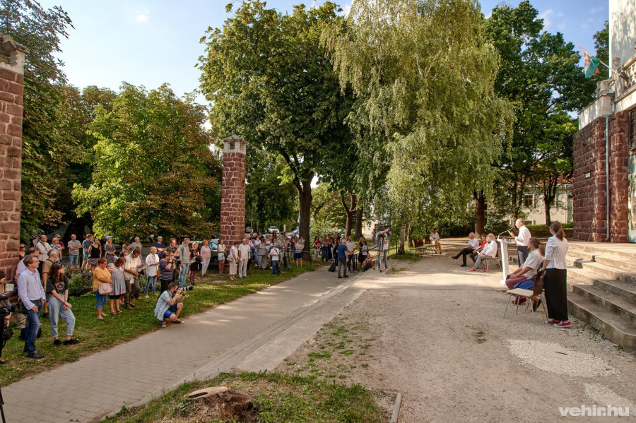 Porga Gyula mondott köszöntőt a kiállításmegnyitón