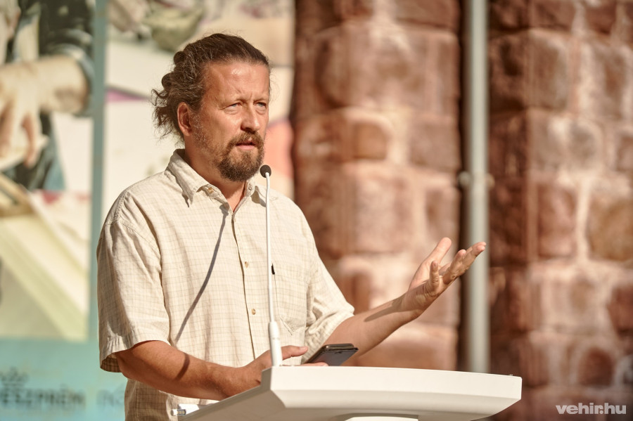 A képen bár nem látszik, de M. Tóth Géza is piros cipőben jelent meg, ahogy Gáspár Gábor is gyakran tesz