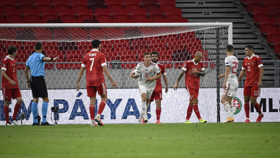 Willi Orbán (j5) kezében labdával a második magyar gól után a labdarúgó Nemzetek Ligája csoportkörének második fordulójában játszott Magyarország - Oroszország mérkőzésen a Puskás Arénában 2020. szeptember 6-án. A magyar labdarúgó-válogatott 3-2-re kikapott Oroszországtól. MTI/Szigetváry Zsolt