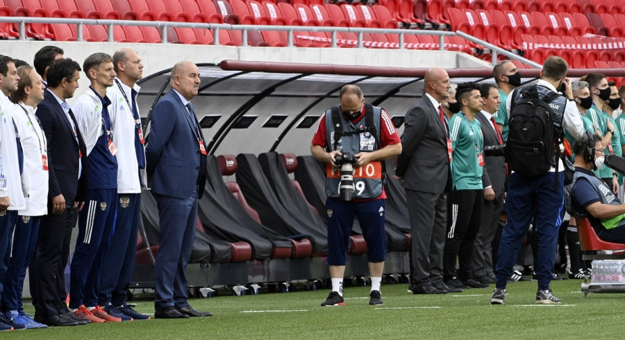 Sztanyiszlav Csercseszov, az orosz (b7) és Marco Rossi, a magyar labdarúgó-válogatott szövetségi kapitánya (b9) a labdarúgó Nemzetek Ligája csoportkörének második fordulójában játszott Magyarország - Oroszország mérkőzés kezdete előtt a Puskás Arénában 2020. szeptember 6-án. MTI/Szigetváry Zsolt