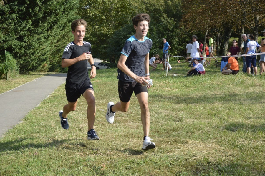 Bálint Gergő (a képen jobbra), kétszeres megyei bajnok a váltóverseny közben - Fotó: Bálint Mónika