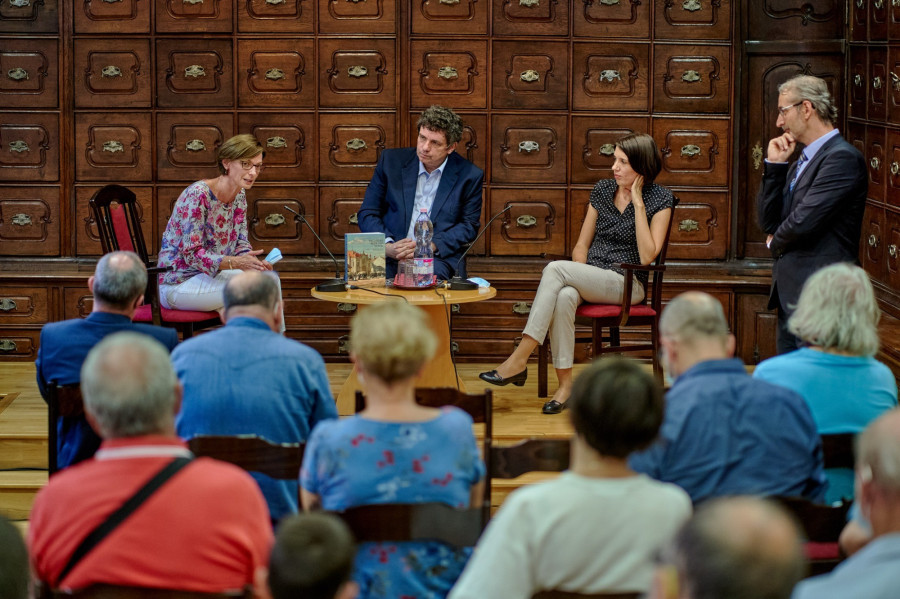 Az asztalnál a Jakab Réka – Kákonyi Anna szerzőpáros és dr. Schweitzer Gábor