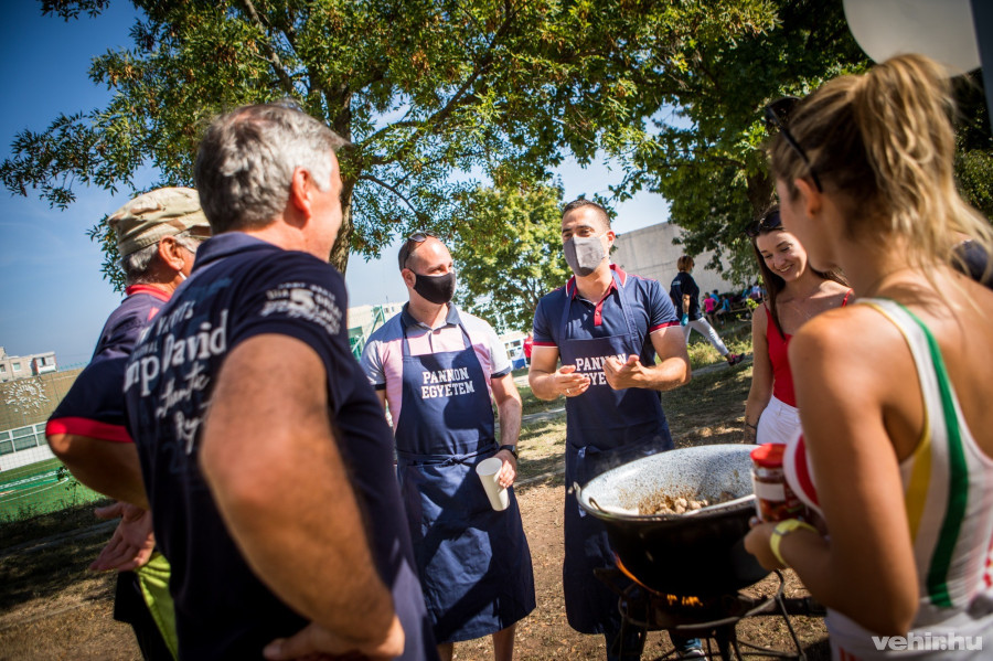 Ovádi Péter is részt vett a főzőversenyen a Pannon Egyetem "színeiben"