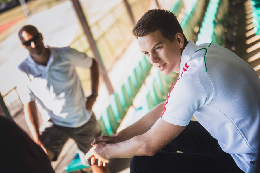 Chmelik Levente, a háttérben az egykori tréner, Máhl Krisztián