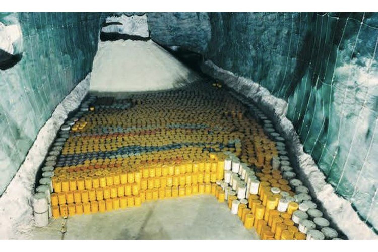 Nukleáris hulladék a WIPP-ben. Ha megtelik, a helyiséget kiöntik betonnal