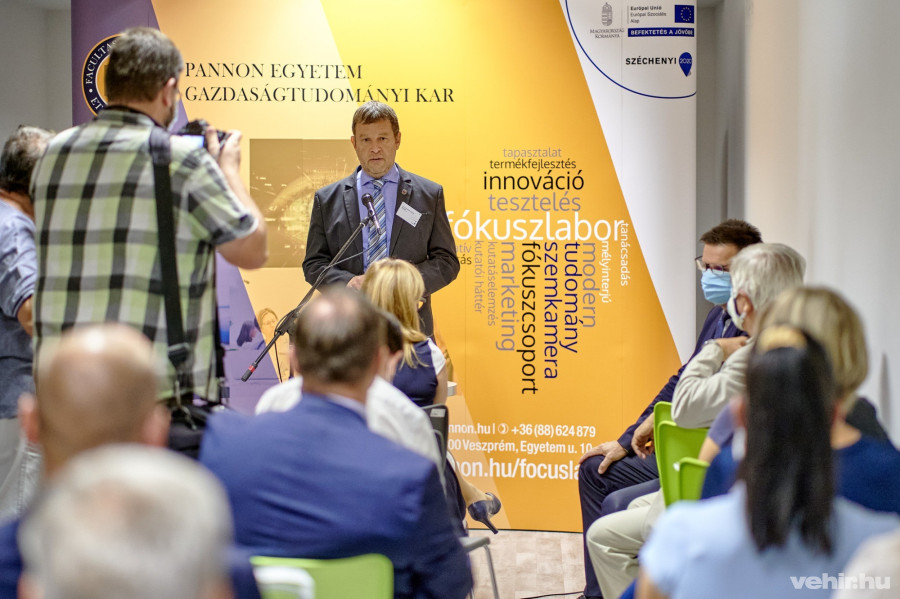 Dr. Gelencsér András