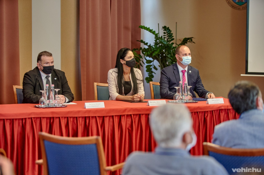 Kurdi Róbert, Boros Anita és Csillag Zsolt a 2020. szeptember 21-én tartott sajtótájékoztatón a Pannon Egyetem épületében