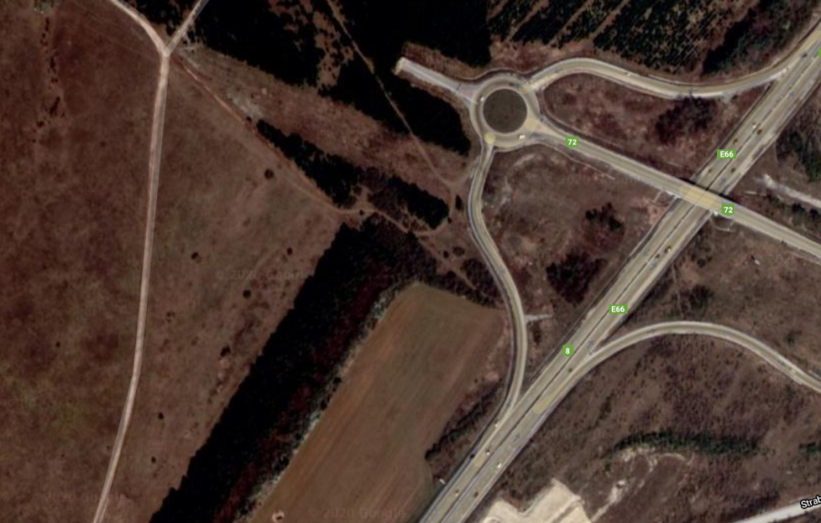 A megszűnő földutakat egy újjal váltanák ki, amit a litéri csomópont felől lehetne megközelíteni (Műholdkép: Google)