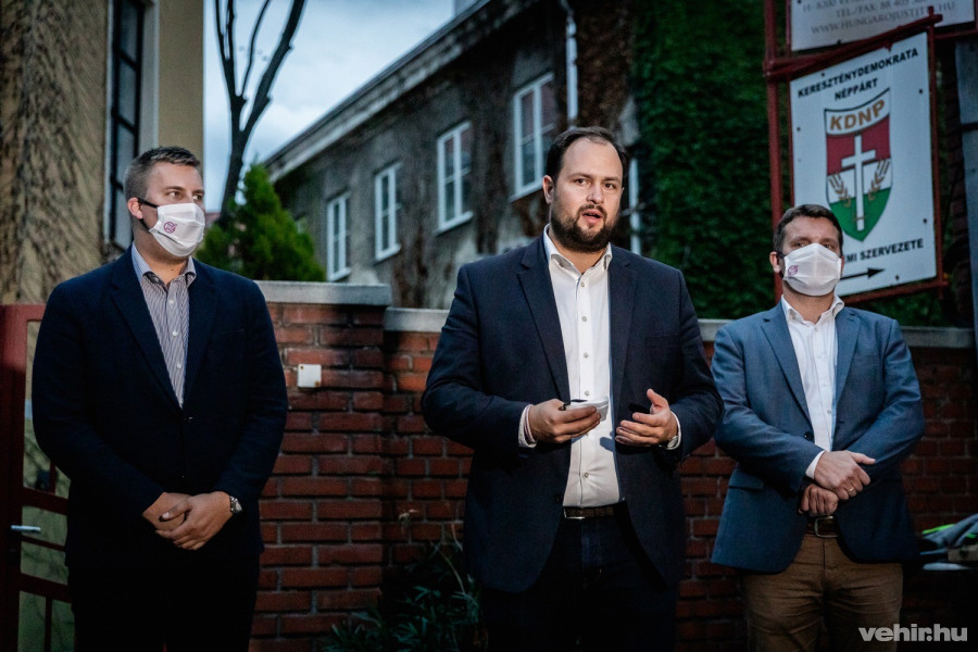 Nacsa Lőrinc (középen) az IKSZ országos elnöke Veszprémben