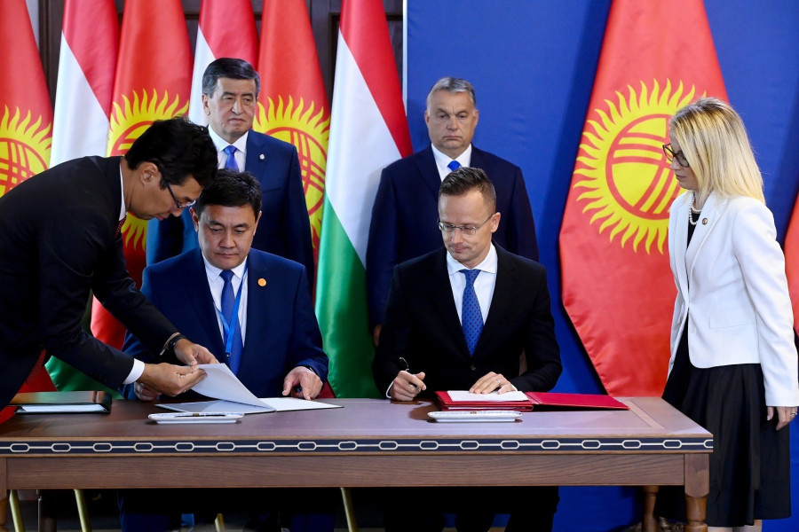 Budapest, 2020. szeptember 29. Szijjártó Péter külgazdasági és külügyminiszter (j) és Szanzsar Mukanbetov kirgiz gazdasági miniszter a két ország közötti együttműködési megállapodást ír alá gazdaság digitalizációjáról, a beruházások ösztönzéséről és kölcsönös védelméről a Karmelita kolostorban 2020. szeptember 29-én. Mögöttük Orbán Viktor miniszterelnök (j) és Szooronbaj Dzsejenbekov kirgiz köztársasági elnök (b). MTI/Koszticsák Szilárd