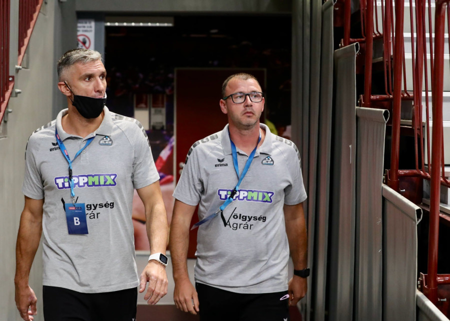 Nehéz helyzetben a VKKFT - Cseh Péter fotóján Fazekas Nándor és Tombor Csaba edzők