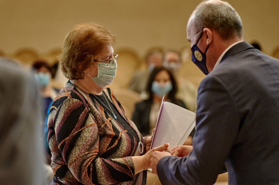 ... és a kortársaik körében aktív idősek odaadását