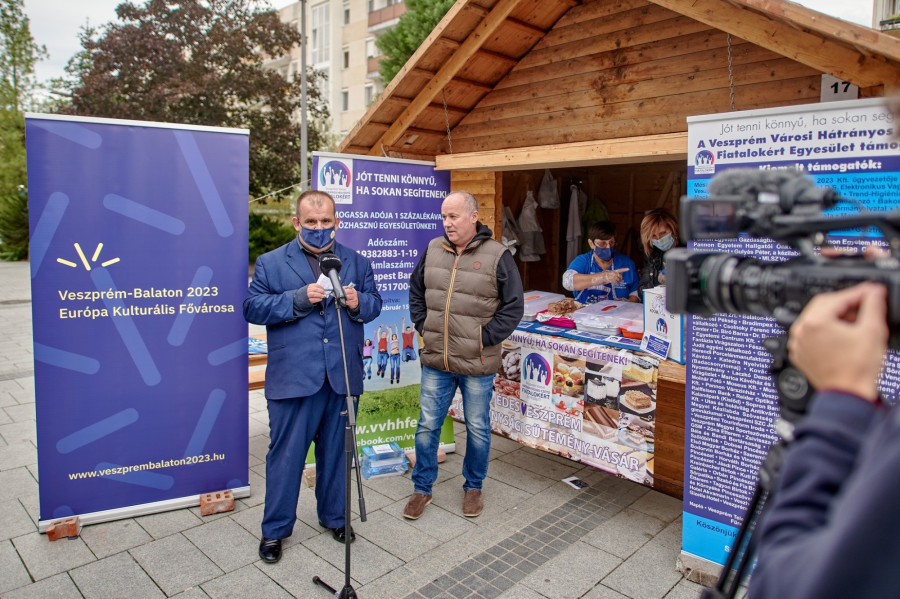 Molnár Roland és Mészáros Zoltán a VVHFE faháza előtt a Kossuth utcán