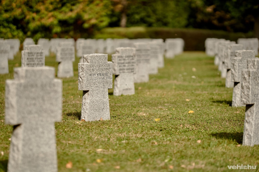 4056 német és magyar katona nyugszik a temetőben