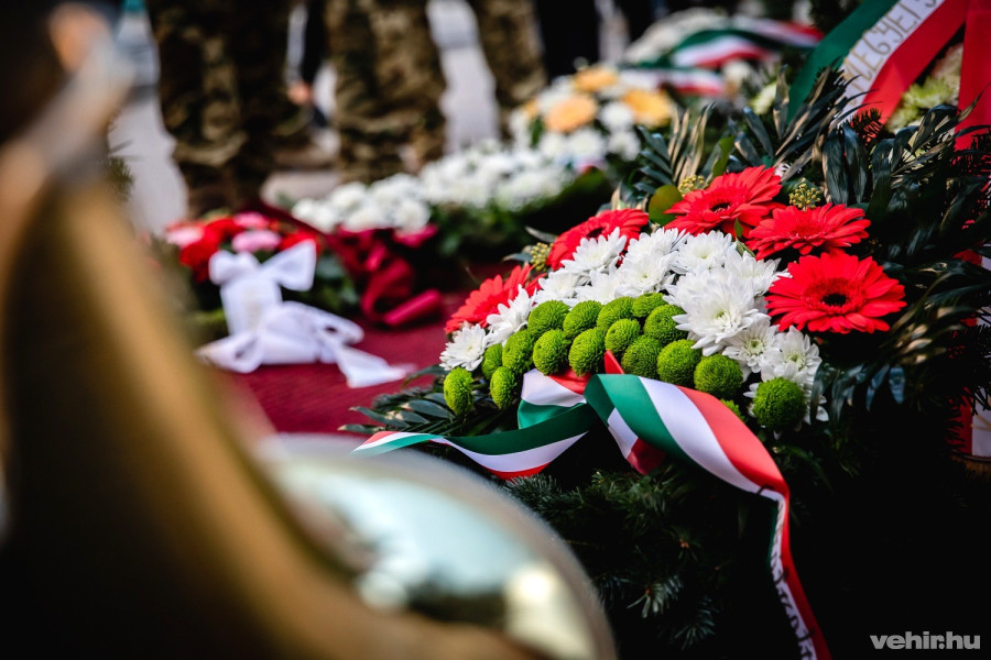 Az emlékműnél koszorút helyeztek el a városi civil szervezetek, fegyveres testületek és a hivatalok képviselői is.