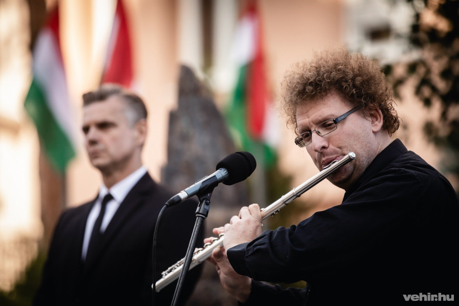 Az eseményen a Szeles József színművész, Hajas Szilárd fuvolaművész (képünkön) és a Magyar Honvédség Légierő Zenekara működött közre.