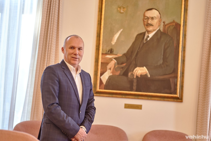 Porga Gyula Komjáthy László portréja előtt, aki 1911-1929 között volt polgármester Veszprémben