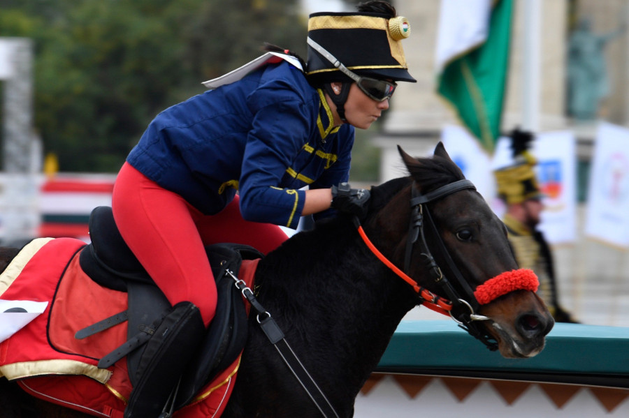 Vörös Tamara és Nárcisz (Csetény) a kishuszár vágtán