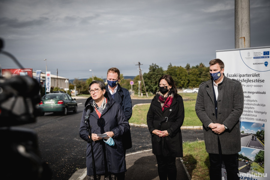 Brányi Mária alpolgármester, mögötte: Csík Richárd, Hegedűs Barbara, Halmay Gábor