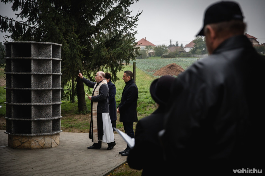 Olaszfalu első urnafalát Dékány Sixtus szentelte meg és avatta fel.