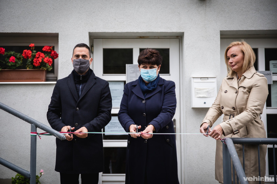 Ovádi Péter országgyűlési képviselő, Boriszné Hanich Edit polgármester és dr. Kovács Hajnalka háziorvos 2020. október 16-án Olaszfaluban.