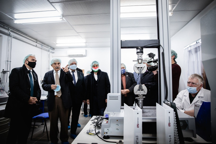 Csatári László ügyvezető, Nagy István agrárminiszter és Ovádi Péter parlamenti képviselő be is járták az új labort
