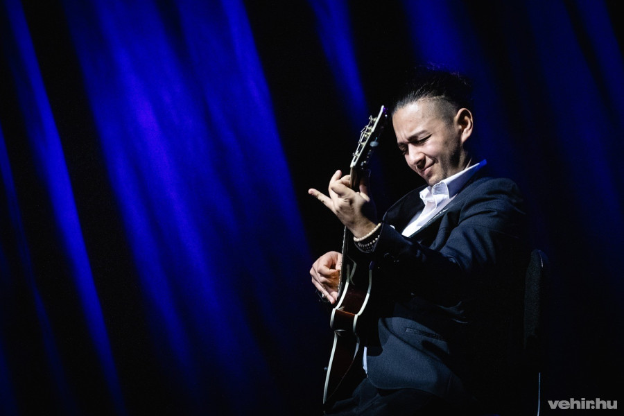 A rendezvényen Palásthy Máté zenélt