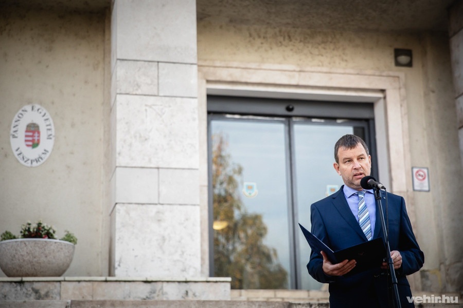 Gelencsér András, az Egyetem rektora 