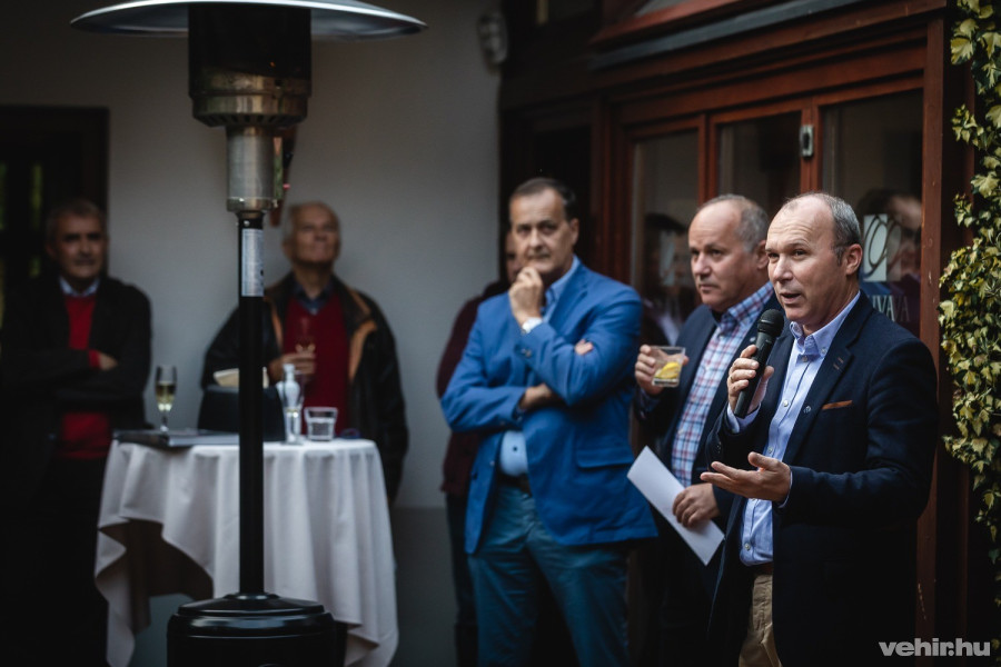 Porga Gyula polgármester köszöntőbeszéde közben