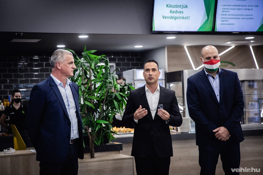 Szalczinger János, Ovádi Péter és Sövényházi Balázs október 28-án a nemesvámosi étterem megnyitóján