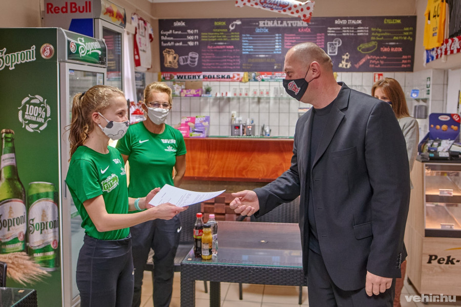 Bakai László átadja Varga Grétának a szponzorációról szóló szerződést
