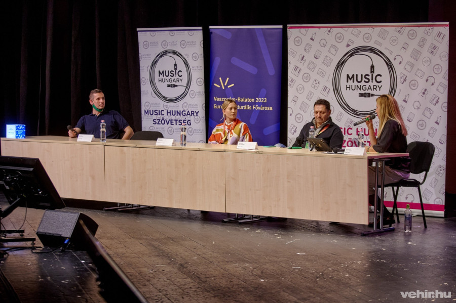 Érsek Gábor, Schloblocher Barbara, Varga Géza és Jónás Vera 2020. november 9-én a Hangvillában tartott koncerencián. Schmidt Richárd online keresztül kapcsolódott a beszélgetéshez.