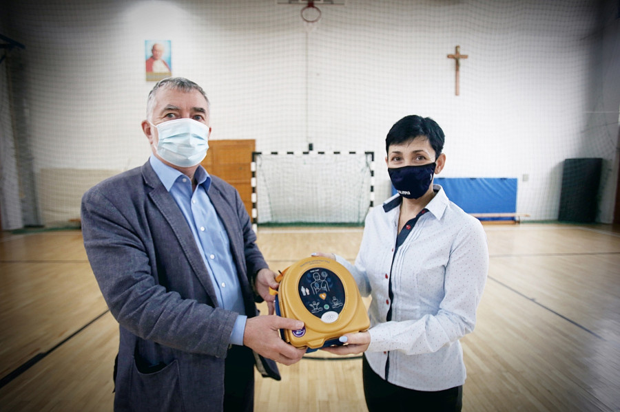 Halmay György, az intézmény igazgatója és Varga Tünde, az egyesület elnöke