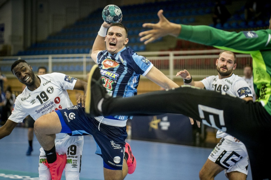 A szegedi Bodó Richárd (k) és Thomas Solstad (b), a norvég csapat játékosa a férfi kézilabda Bajnokok Ligája csoportkörében játszott MOL-Pick Szeged - Elverum HB mérkőzésen Szegeden, a Városi Sportcsarnokban2020. november 26-án. Szeged - Elverum 36-27. MTI/Ujvári Sándor