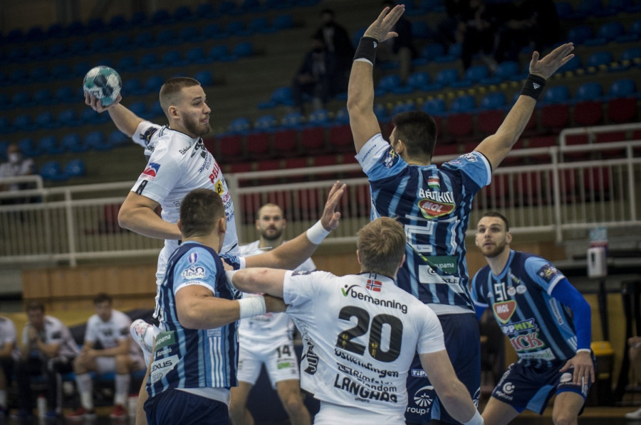 A szegedi Bánhidi Bence és Mathé Dominik, a norvég csapat játékosa a férfi kézilabda Bajnokok Ligája csoportkörében játszott MOL-Pick Szeged - Elverum HB mérkőzésen Szegeden, a Városi Sportcsarnokban2020. november 26-án. Szeged - Elverum 36-27. MTI/Ujvári Sándor