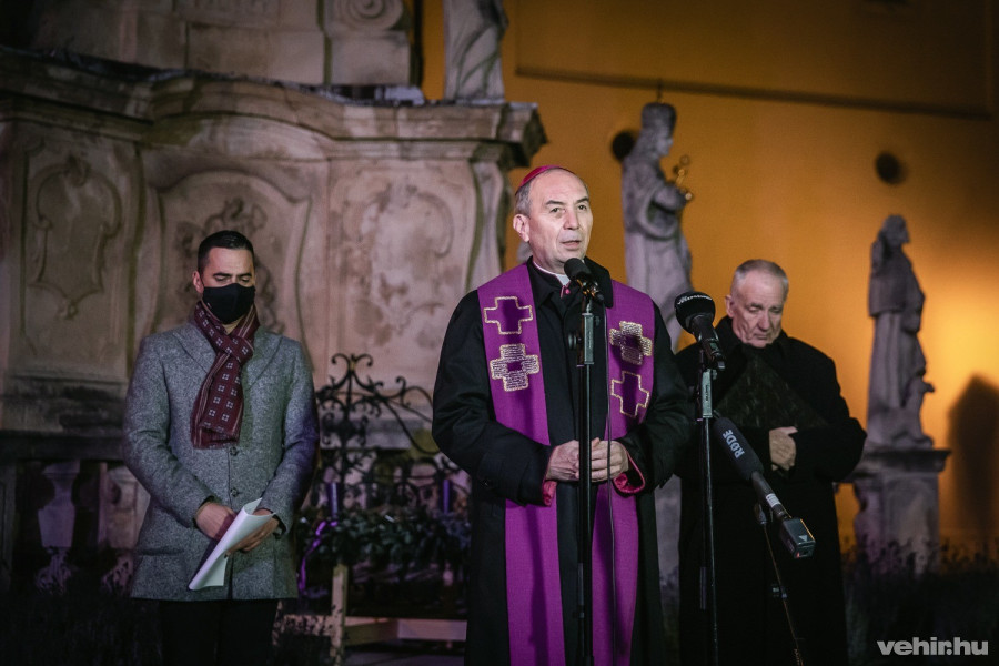 Ovádi Péter, Udvardy György és Nagy Károly apátkanonok a szombat esti gyertyagyújtáson