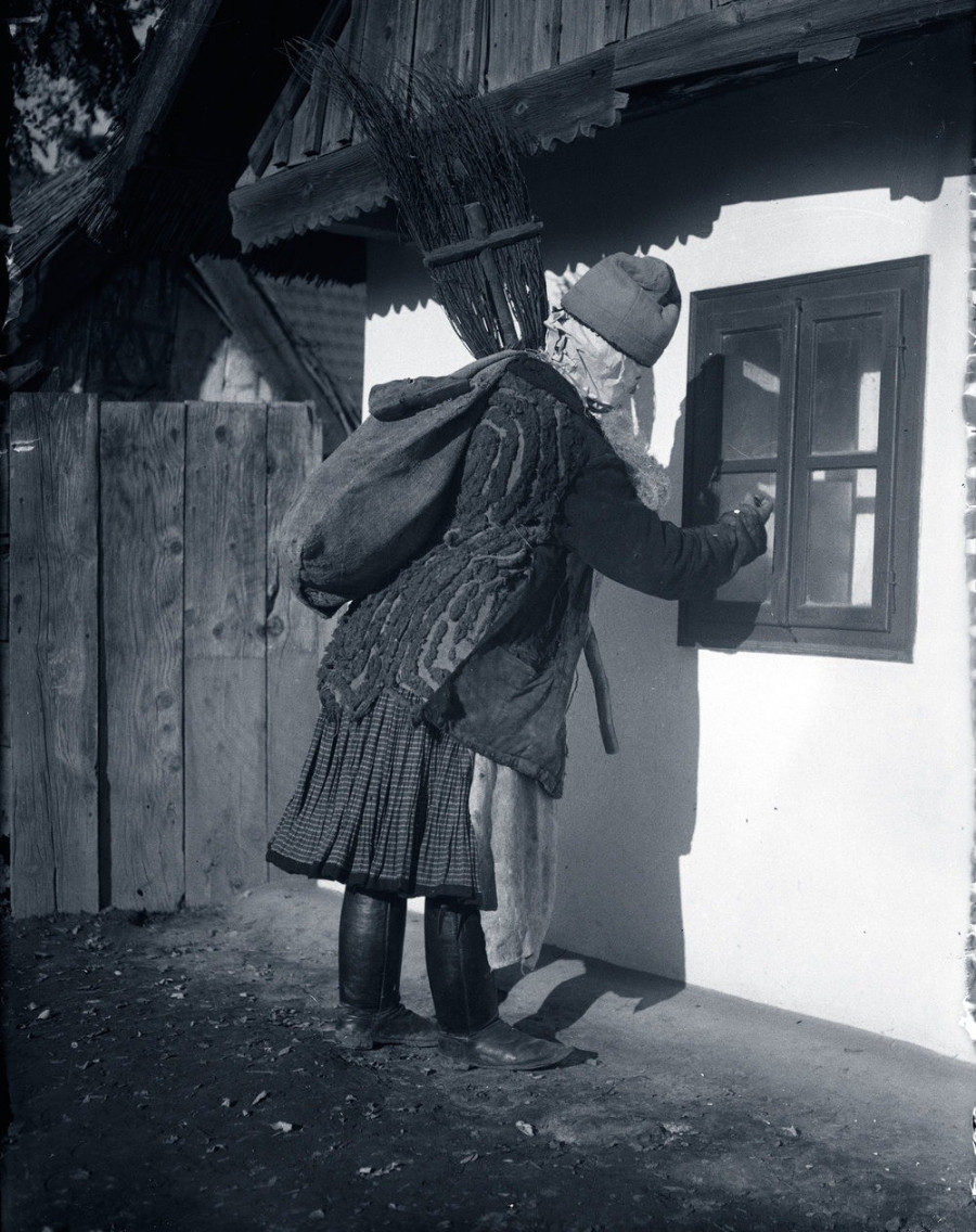 Alakoskodó Szent Miklós napján (Fotó: Magyar Néprajzi Múzeum, teliunnepkor.org)